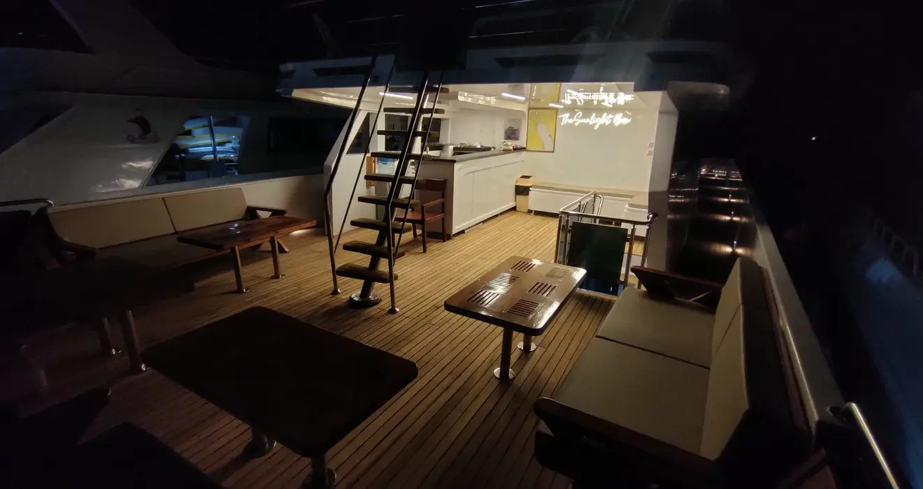 Upper deck